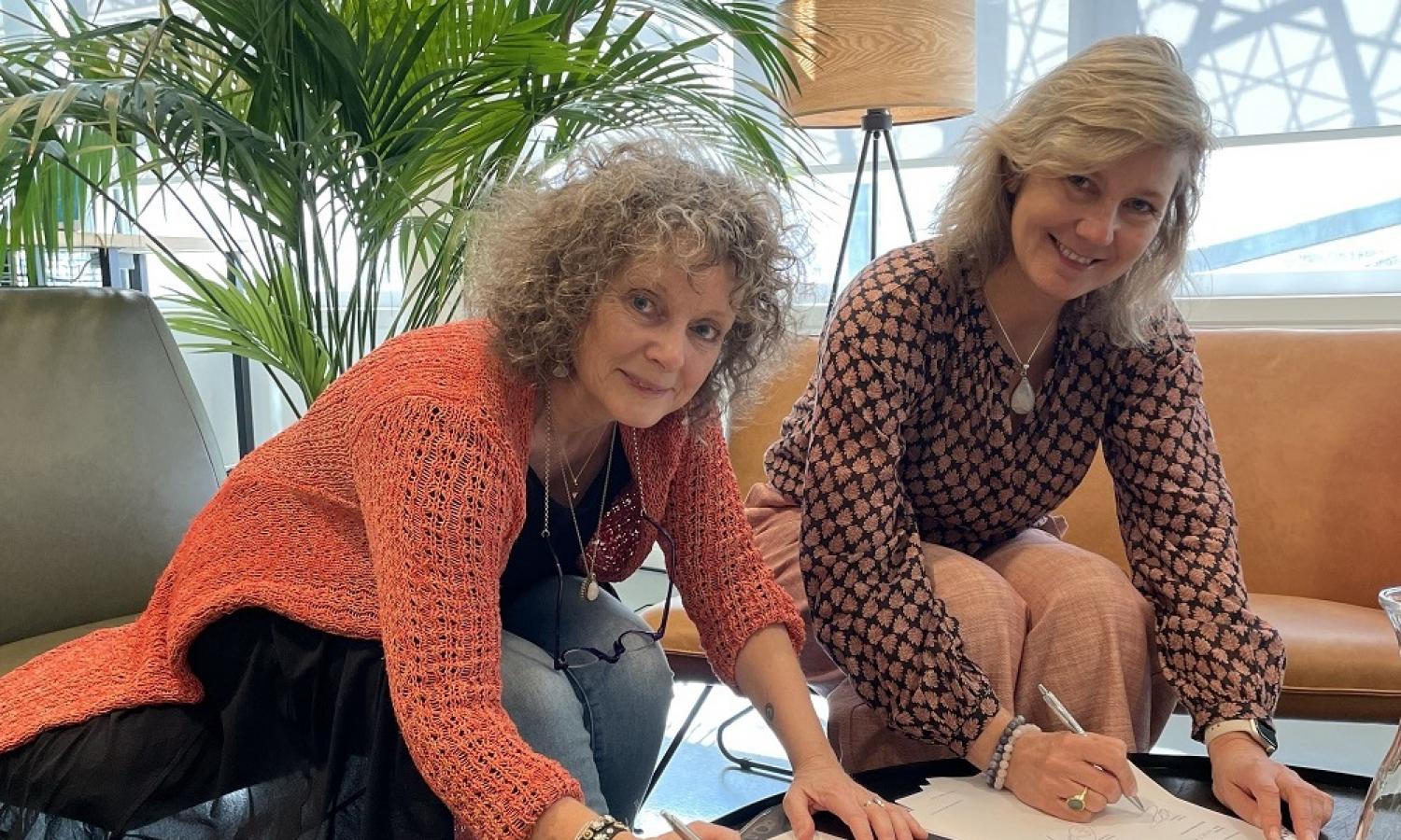 Lisette Pondman (NVVK) en Marjolein Bosch (WIL) tekenen het convenant