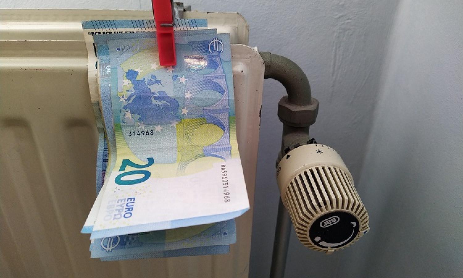 Bankbiljetten aan de verwarming met een wasknijper.