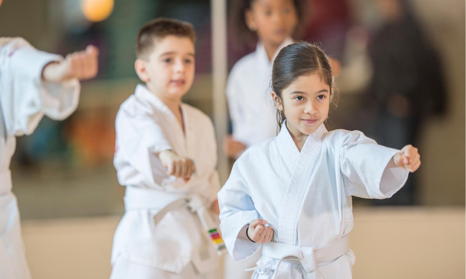 Kinderen die judo beoefenen