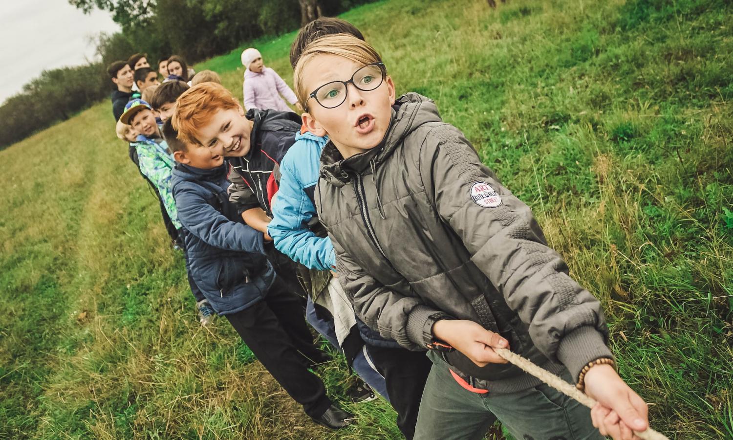 Spelende kinderen die touwtrekken.