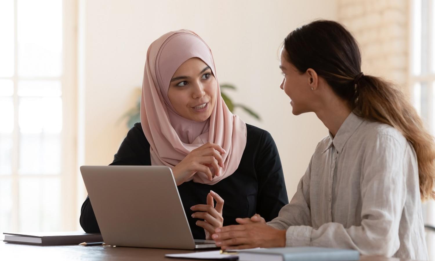 gesprek twee vrouwen