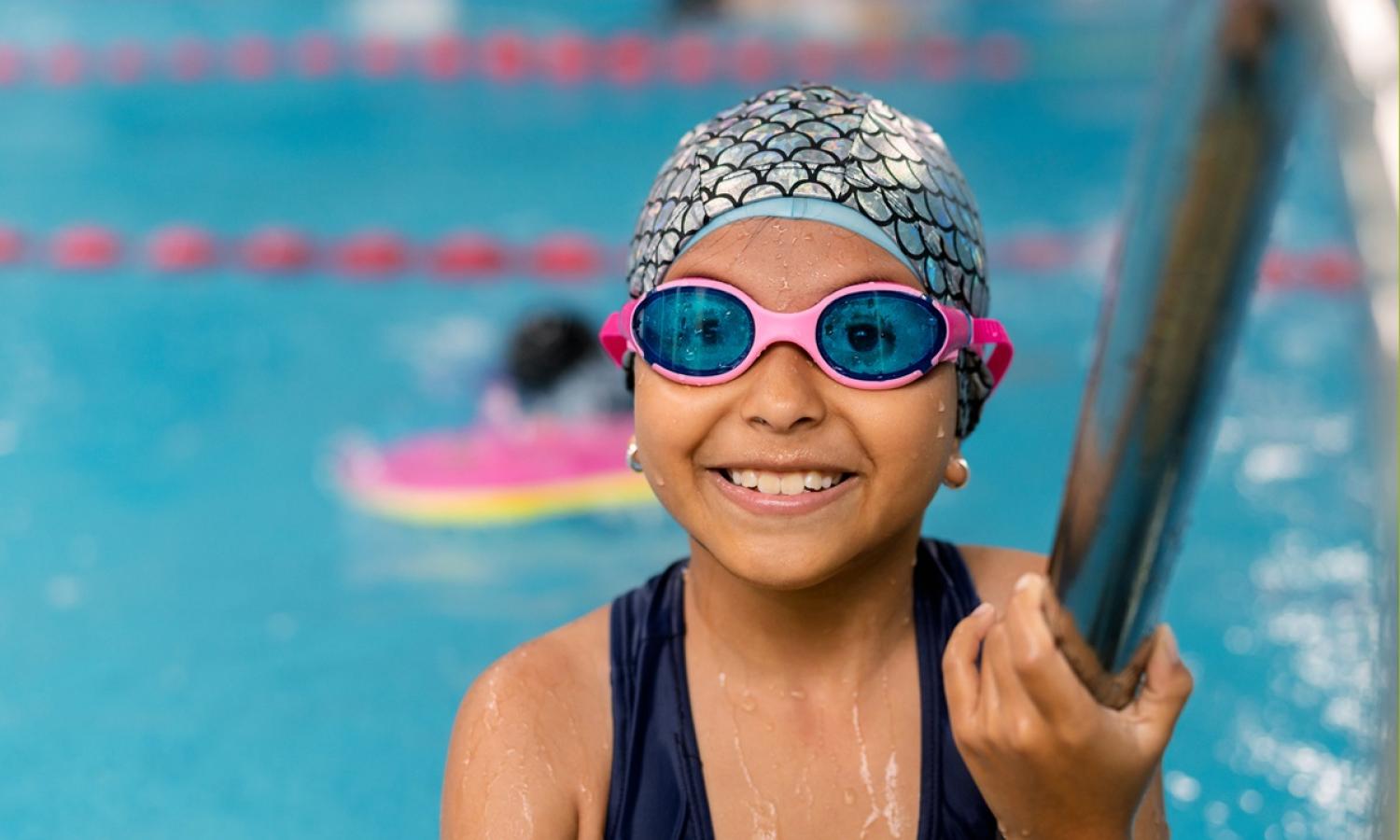 Kind in zwembad.